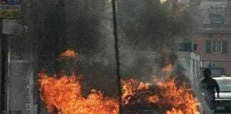 Genova, auto e moto in fiamme a Sturla Sturla Genova incendio auto fiamme