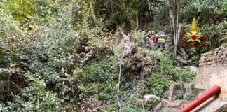 Davagna, cerca di recuperare il cane caduto in un canale e resta imprigionata Davagna cane salvato