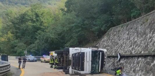 Caos Autostrade, camion si ribalta in A7: traffico in tilt, soccorsi sul posto Incidente A7 camion ribaltato 11 ottobre 2023