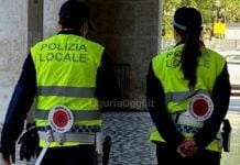 Genova, agenti di polizia locale ai capolinea dei Bus a rischio Polizia Locale Genova agenti coppia inverno