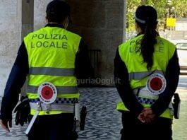 Polizia Locale Genova agenti coppia inverno