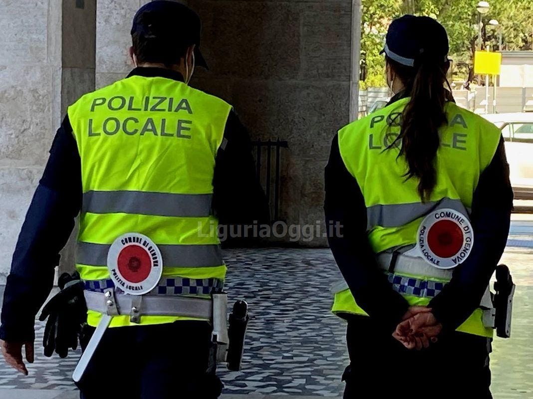 Polizia Locale Genova agenti coppia inverno