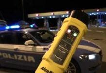 Genova, ubriaco passa con il rosso e provoca incidente Polizia stradale controlli anti alcol test