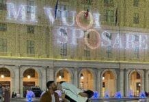 Genova, proposta di matrimonio sul pannello della Regione Liguria proposta matrimonio De Ferrari maxi schermo