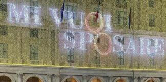 Genova, proposta di matrimonio sul pannello della Regione Liguria proposta matrimonio De Ferrari maxi schermo