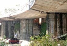 Voltri, residenti di via Vallecrosia preoccupati: piloni arrugginiti cadono a pezzi Voltri, piloni via Vallecrosia Genova