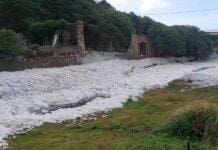 Moneglia, torrente invaso dalla schiuma bianca dopo la mareggiata Moneglia schiuma torrente