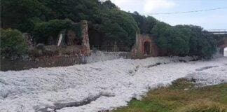 Moneglia, torrente invaso dalla schiuma bianca dopo la mareggiata Moneglia schiuma torrente
