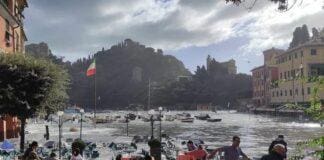 Portofino, turisti travolti dalla mareggiata in piazzetta Portofino mareggiata 3 novembre 2023