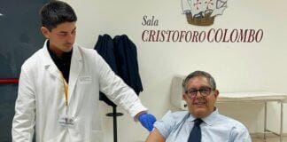 Vaccino anti influenza per i dipendenti di Regione Liguria, anche Toti si immunizza Toti vaccino influenza 2023