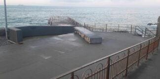 Genova, la mareggiata distrugge un muraglione a Quinto