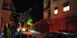 Genova, mezzo Amiu scontra un lampione che sfonda la finestra di un palazzo