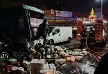 Genova, camion di ambulanti in fiamme in via Montaldo camion in fiamme Marassi via Montaldo genova