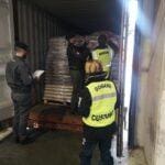 Genova, Guardia di Finanza dona in beneficenza abbigliamento sequestrato Dogane Genova Guardia Finanza container