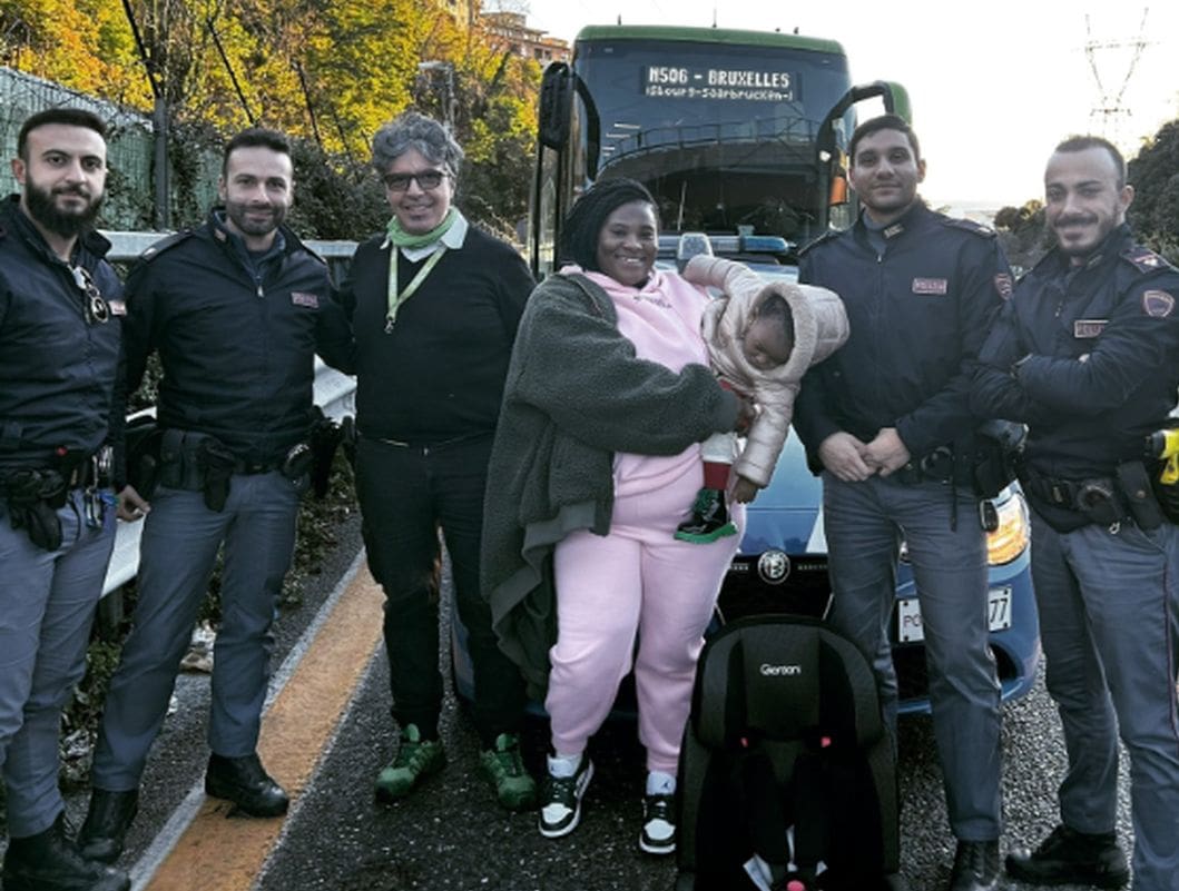 polizia aiuta mamma senza soldi