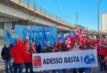Genova, corteo dei lavoratori verso il centro, traffico in tilt Sciopero corteo Genova 17 novembre 2023