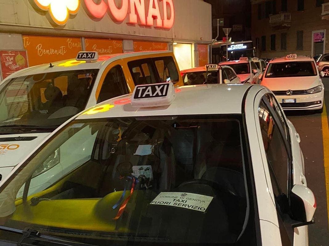 Genova, il "mistero" dei taxi fuori servizio al posteggio di Marassi