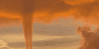 Genova, una tromba d’aria nel cielo infiammato dal tramonto tromba d'aria Genova