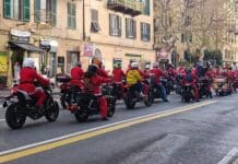 Genova, la carica dei Babbi Natale in moto Babbi Natale moto Genova