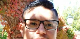 Genova, ragazzo morto cadendo nel Bisagno, i genitori chiedono di indagare GENOVA - "Fateci vedere il video degli ultimi istanti di vita di nostro unico figlio e vogliamo che sia effettuata l'autopsia, ne abbiamo diritto, Franklin era tutto quello che avevamo...". E' l'accorato appello dei genitori di Franklin Jair Moreira Choez, il ragazzo ecuadoriano di 27 anni morto all'alba del giorno di Santo Stefano cadendo dal parapetto di corso Galliera nel greto del Bisagno. La mamma e il papà del ragazzo si sono rivolti agli avvocati Paolo De Bellis e Paola Rossi per chiedere alla procura di fare luce su ogni parte della tragedia che li ha colpiti. La morte di Franklin ha sconvolto l'intera comunità ecuadoriana di Genova che conosceva bene quel ragazzo che lavorava come manager nel ristorante Old Wild West del centro commerciale nato nell'ex mercato all'ingrosso di corso Sardegna, a San Fruttuoso. La sera della tragedia il ragazzo, uscito da lavoro, l'aveva passata con amici nella discoteca di corco Italia Mako, poi era tornato verso casa, attorno alle 6 quando lei immagini lo inquadrano mentre attraversa corso Galliera, forse barcollando, poi si gira facendo leva sulle braccia tenta di sedersi sul parapetto del muretto del torrente. E' un attimo e cade nel vuoto, morendo sul colpo.