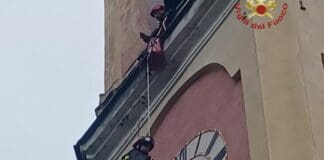 Sesta Godano, i vigili del fuoco rimettono le lancette alla Chiesa di Rio Sesta Godano La Spezia chiesa Rio