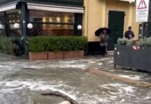 Mareggiata in Liguria, le onde allagano il centro di Sestri Levante Sestri levante mareggiata centro