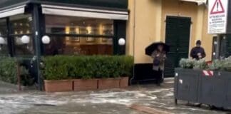 Mareggiata in Liguria, le onde allagano il centro di Sestri Levante Sestri levante mareggiata centro
