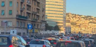 Genova, Sopraelevata ko per un camion bloccato a Casacce Sopraelevata Genova coda