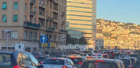 Genova, grave incidente in Sopraelevata, ferito un ragazzo di 25 anni Sopraelevata Genova coda
