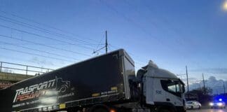 Sestri Levante, camion incastrato sull’Aurelia, traffico in titl camion incastrato, Sestri levante