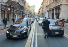 Genova, carri funebri in corteo in centro città, è una protesta Carri funebri protesta Genova