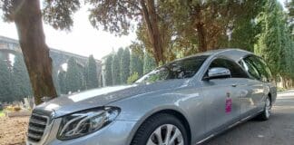 Genova, corteo di carri funebri in centro carro funebre asef