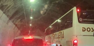 Camion ribaltato sull’autostrada A10 e ancora traffico nel caos coda autostrada A10