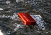 Genova, nave porta container perde parte del carico in mare container in mare