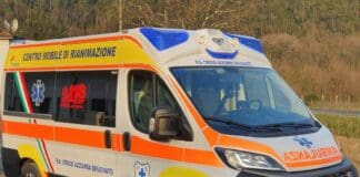 Varazze, taglia un albero che gli cade addosso: uomo trasportato d’urgenza all’ospedale ambulanza croce azzurra Brugnato la Spezia