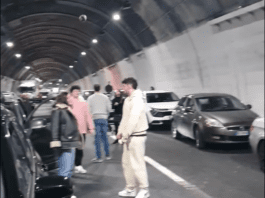coda autostrada giocano pallone