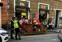 Genova, la slitta di Babbo Natale multata per sosta vietata, la foto virale sui social slitta di Babbo Natale multa Genova