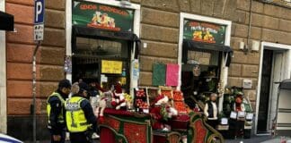 Genova, la slitta di Babbo Natale multata per sosta vietata, la foto virale sui social slitta di Babbo Natale multa Genova