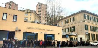 Genova, code per abbonamenti AMT, fino al 30 aprile sul bus con documento identità AMT biglietteria coda abbonamenti Genova