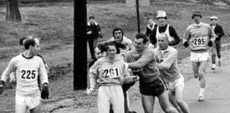 Maratona di Boston, compie 77 anni la prima donna a partecipare con un trucco Kathrine Switzer maratona di Boston