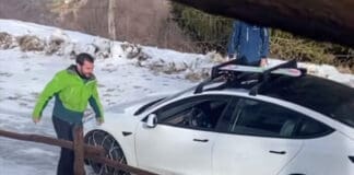 Matteo Salvini bloccato con la Tesla nel ghiaccio, ma è una bufala matteo salvini tesla ghiaccio bufala