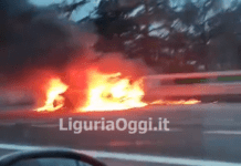 Auto in fiamme sull’autostrada A7 Genova Milano in zona Serravalle Serravalle auto in fiamme sulla A7