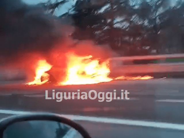 Serravalle auto in fiamme sulla A7