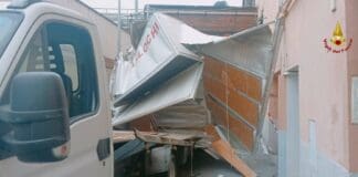 Genova, furgone rimane incastrato nel voltino di via Lemerle: strada chiusa