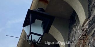 Genova, vetri pericolanti nei lampioni della passeggiata di Nervi lampione danneggiato Nervi passeggiata