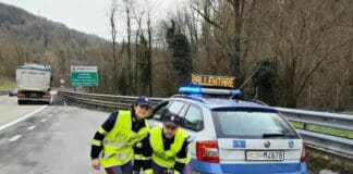 Genova, cane sull’Autostrada A7 Genova – Milano, salvato dalla polizia stradale polizia stradale cane salvato a7