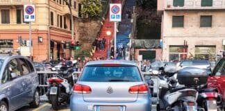 Marassi, sosta selvaggia durante le partite, residenti: meno telecamere e più vigili Marassi sosta selvaggia