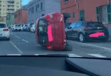 Genova, auto ribaltata in lungobisagno, traffico in tilt
