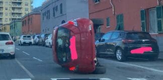 Genova, auto ribaltata in lungobisagno, traffico in tilt