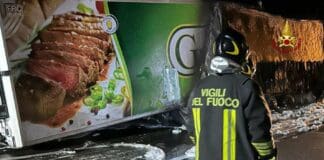 Autostrade, camion a fuoco nella notte in A7: tratto chiuso e poi riaperto